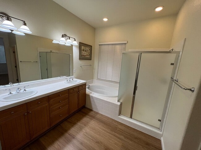 Building Photo - Lovely 3 Bedroom Low Maintenance Unit with New Flooring!