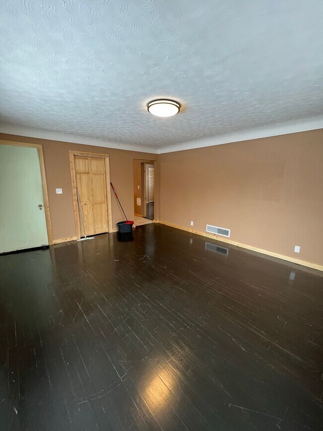 Building Photo - 624 N 3rd St