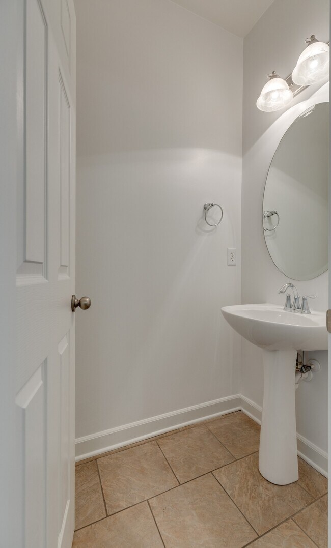 Building Photo - 816 Hillview Heights