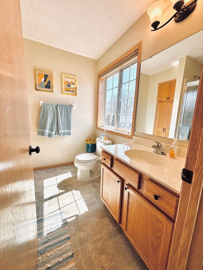 Building Photo - Updated 3bed 3bath End Unit Townhome w’Great Views