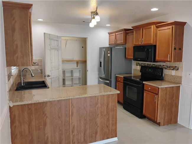 Building Photo - 320 Jack Perry Dr