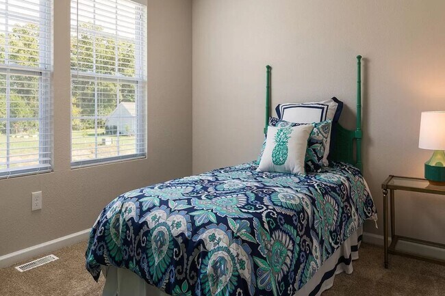 Building Photo - Large Newer Colonial for Lease in Fowlerville Schools