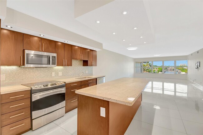 Building Photo - 3121 NE 51st St