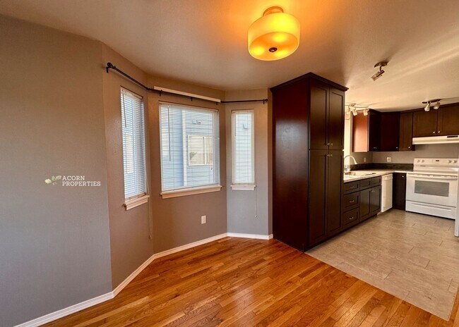 Building Photo - 537 NE Ellis Way