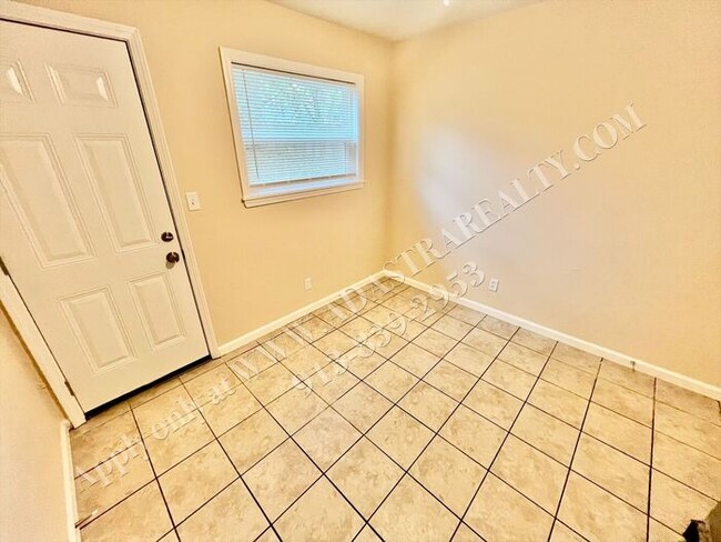 Building Photo - Like New 2 Bed 1 Bath Duplex in Grandview-...