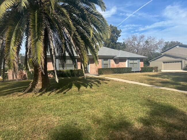 Building Photo - Great Location, Near St. John's River, Bea...