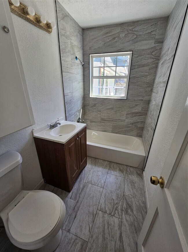 Building Photo - 6015 Beekman Rd