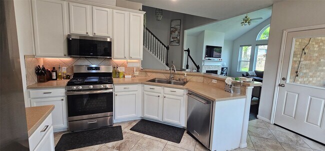 Building Photo - 5902 Mettler Ln