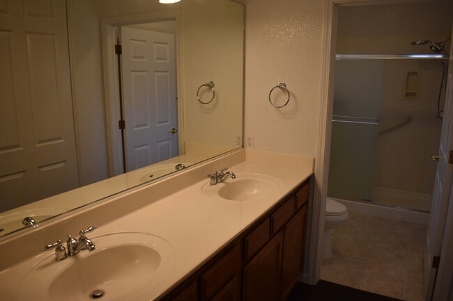 Building Photo - 805 Vía Rosa