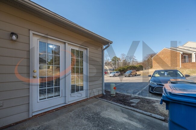 Building Photo - *ONE MONTH FREE* Cozy 1BR, 1BA End Unit Townhome In North Durham