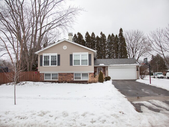 Primary Photo - 2627 N Ridge Ave