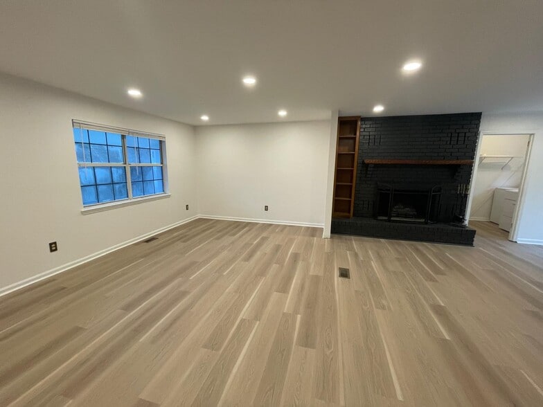 Living area (open concept) - 1936 Ashmore Ave