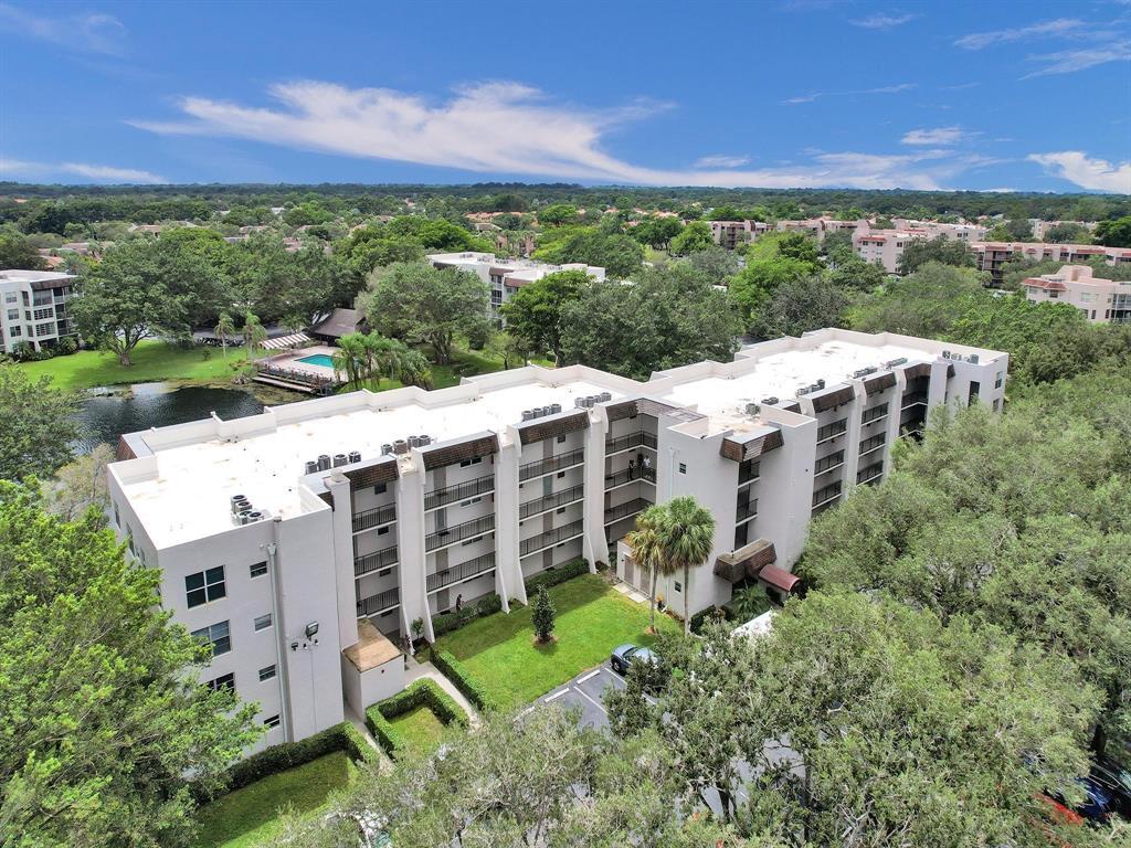 Building Photo - 9330 Lagoon Pl