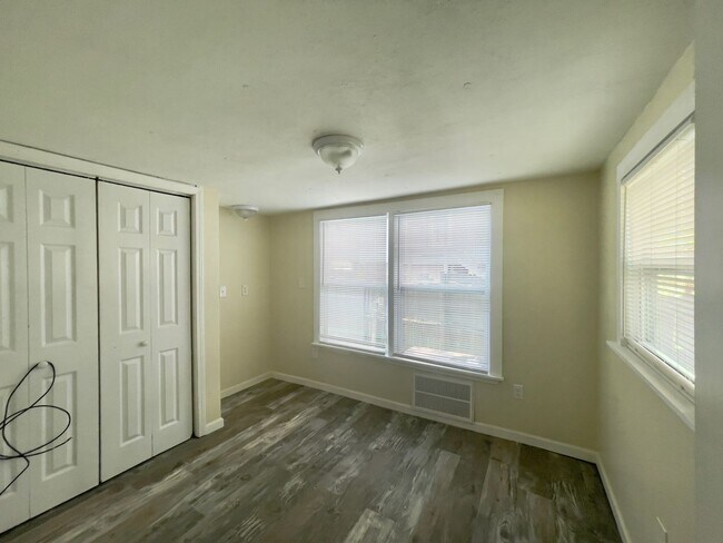 Building Photo - PET FRIENDLY - DOGS AND CATS OK.