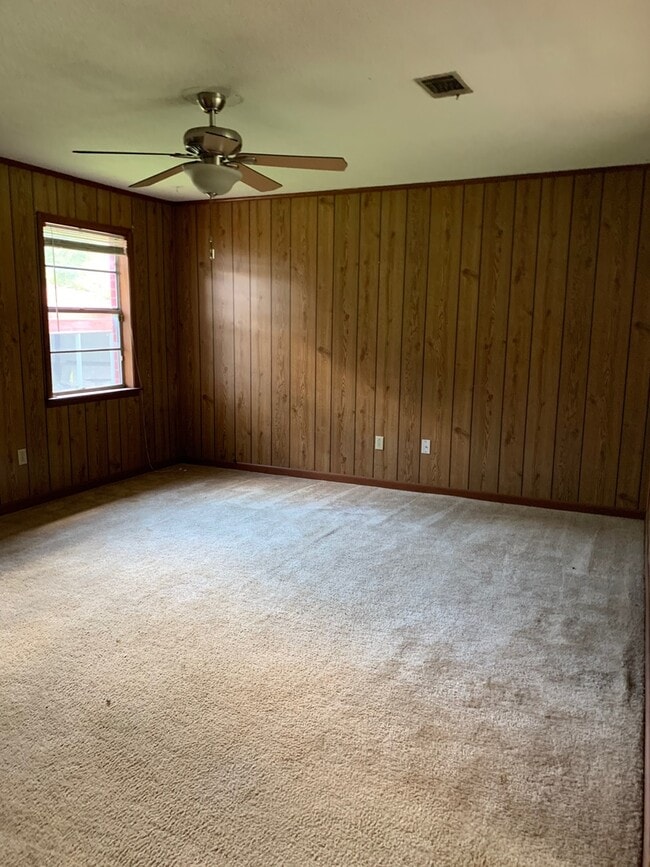 Building Photo - Your Dream Home Awaits in a Charming 3-Bedroom Oasis!