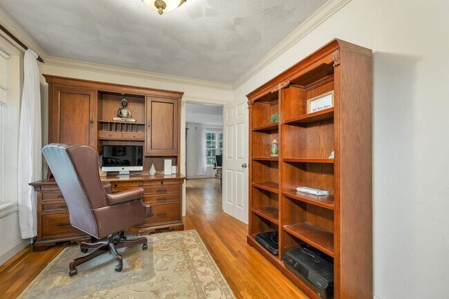 Building Photo - 8 Hemlock Ln