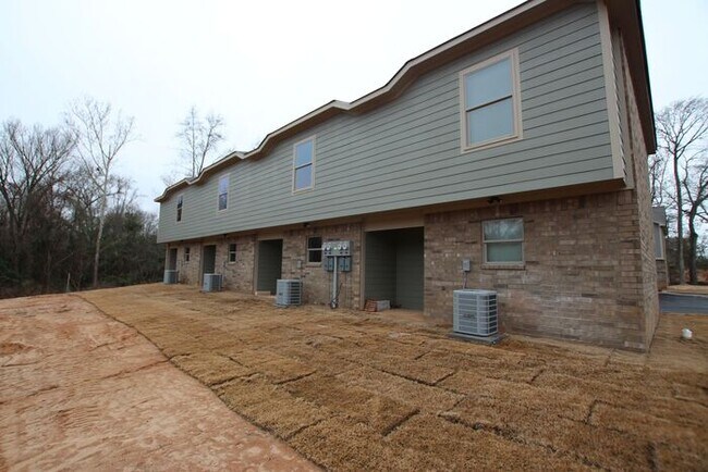 Building Photo - Tour Today! 2 Bed 1.5 Bath Townhome! Lindale ISD!