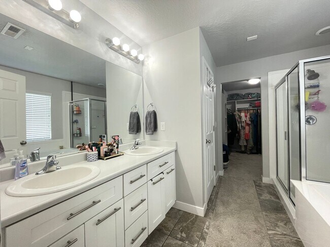Building Photo - Great Home Now Available!