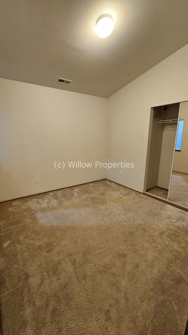 Building Photo - 3-Bedroom Duplex in Puyallup with 2 Full B...