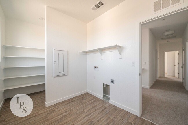 Building Photo - 2808 N Vahe Ave