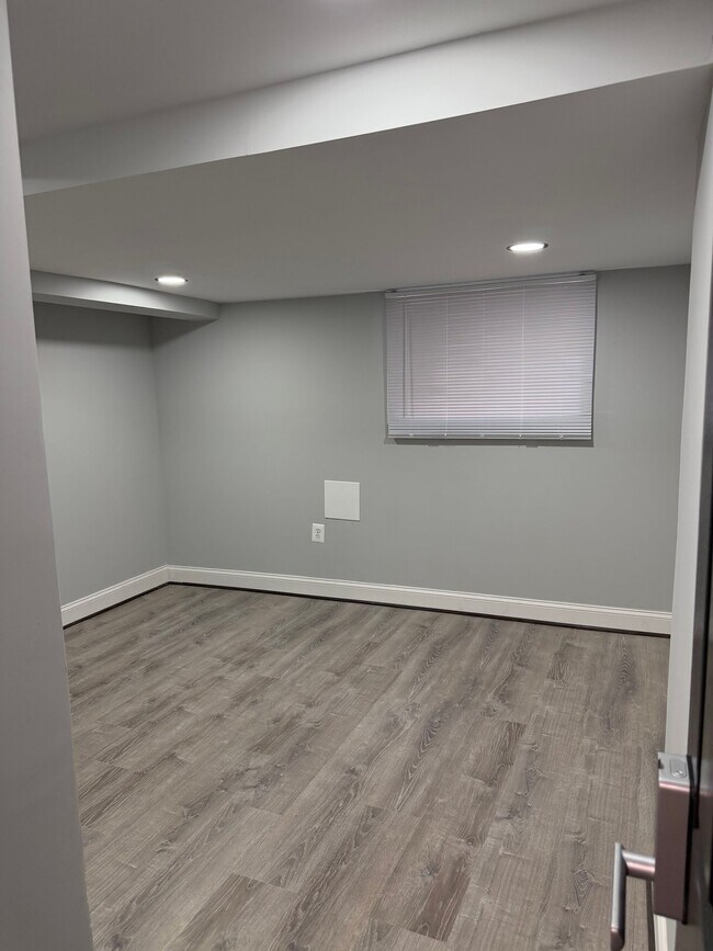 Building Photo - 615 N Rosedale St