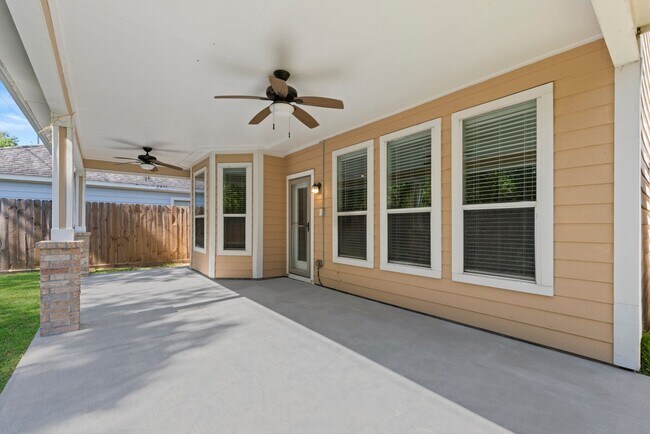 Building Photo - Spacious 3-Bedroom Home in Lakeshore with ...