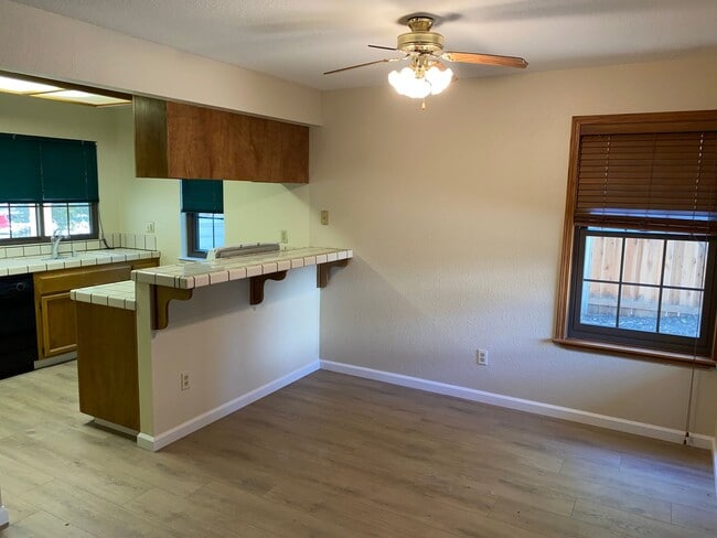 Building Photo - Freshened Up !!
