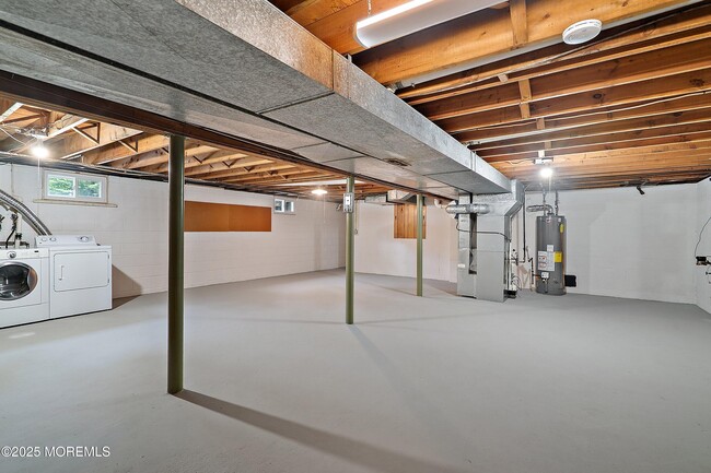 Building Photo - 773 Nutswamp Rd