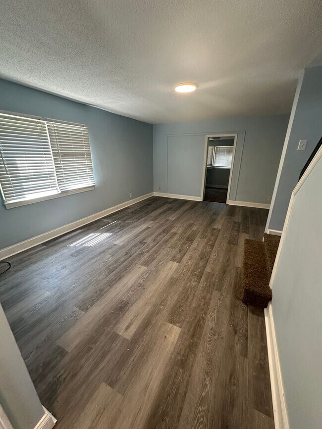 Building Photo - 4 Bed, 1 Bath Row home