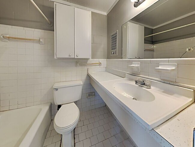 Building Photo - 2525 Merry Oaks Dr