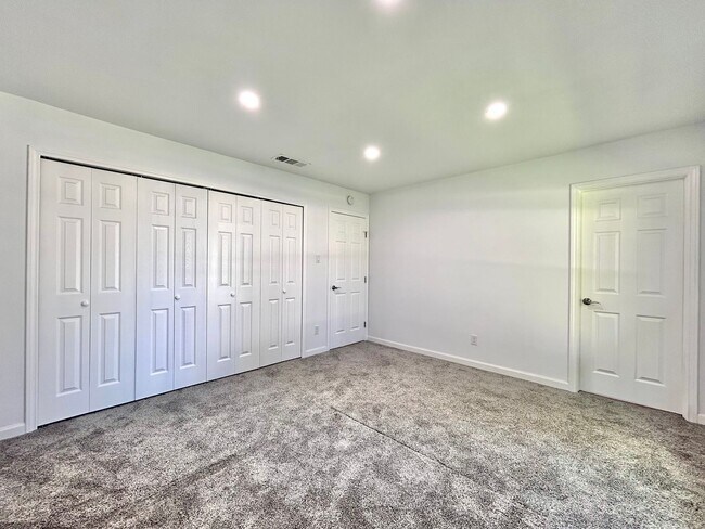 Building Photo - Inviting 3/BR 2/BA Home with Spacious Layo...