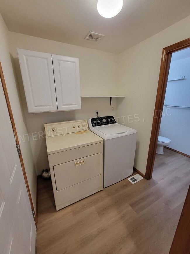 Building Photo - *1ST MONTH'S RENT FREE PROMO* SE Portland Home on A Cul-De-Sac with Garage, Yard, Fireplace and M...