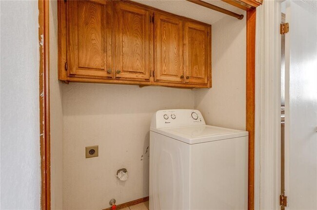 Building Photo - 2930 Colonial Ln
