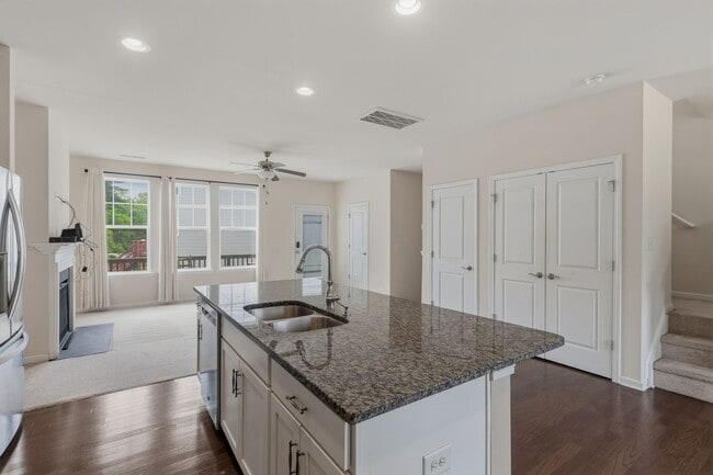 Building Photo - 4bd 3.5bath TWH close to LoSo, South End, Uptown, NoDa