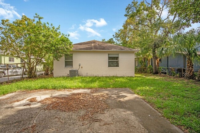 Building Photo - Move in Ready! Modern 3-Bedroom 2-bath Hom...