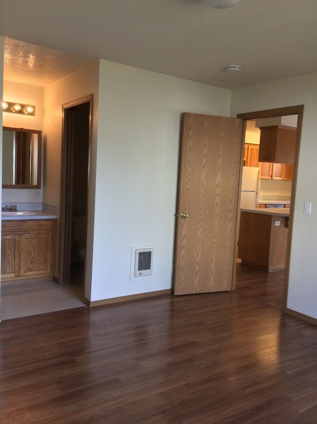 Building Photo - Silverton Duplex #13146