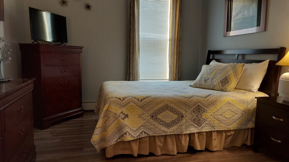 Building Photo - 92 Oak St