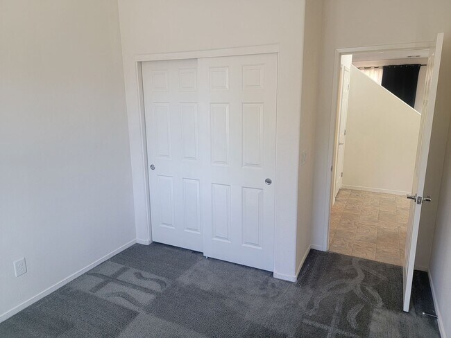 Building Photo - 2 story 4 bed 3 bath home with rooftop patio