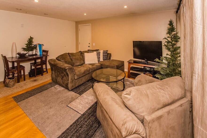 Building Photo - 172 River St