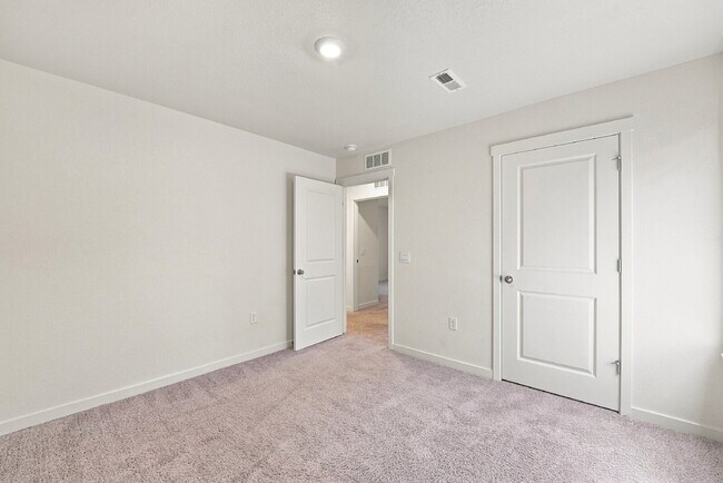 Building Photo - $2,845.95 with $300 Off the first month's rent, 4 Beds - 2.5 Baths, Single Family Home in Aurora ...