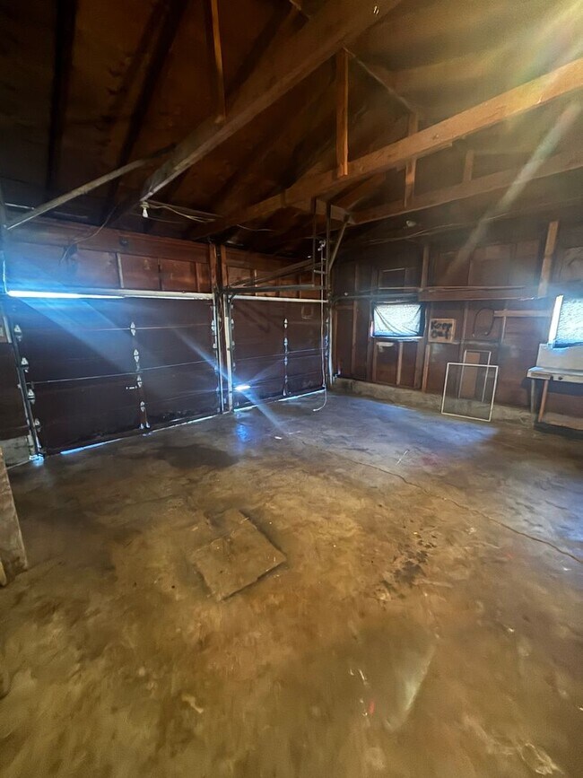 Building Photo - Maple Ave Duplex