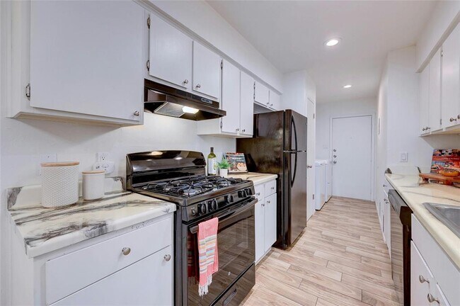 Building Photo - 703 Country Aire Dr