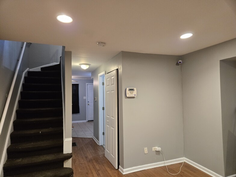 Building Photo - 7011 S East End Ave