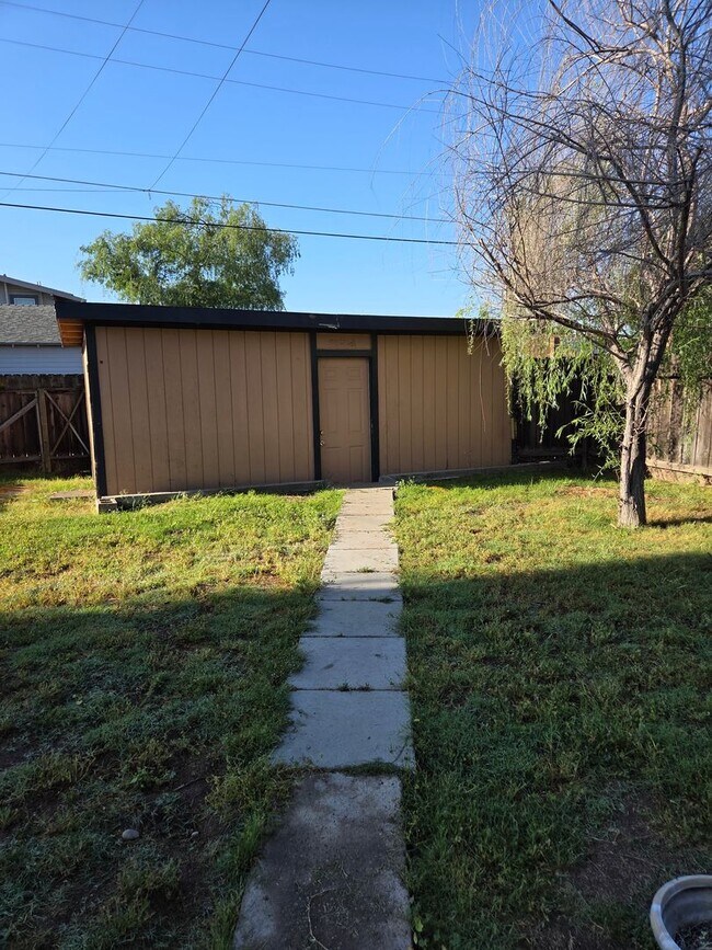 Building Photo - Two bedroom Charmer