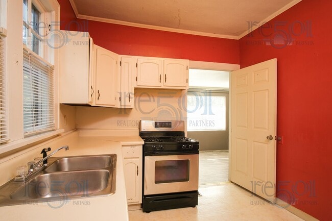 Building Photo - This Hillcrest Bungalow is just what you w...