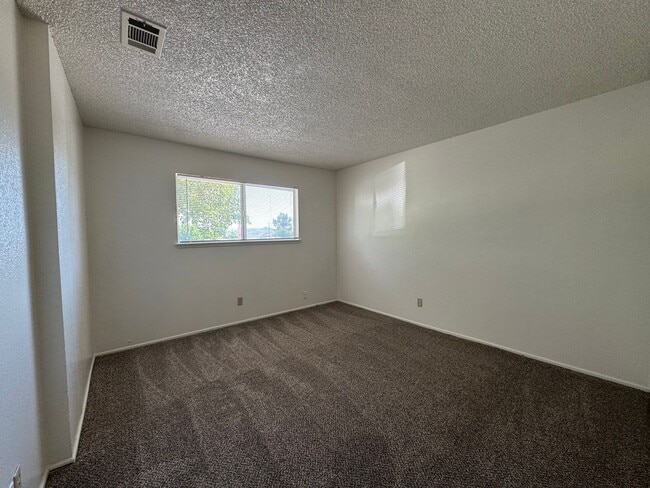 Building Photo - Victorville Home