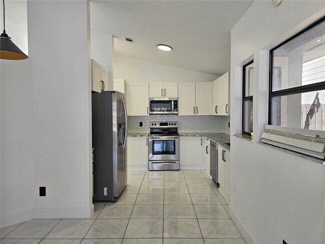 Building Photo - 826 N Horseshoe Bay Dr