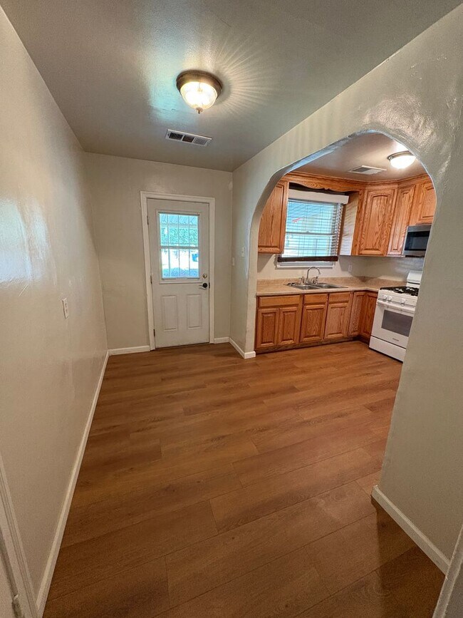 Building Photo - Charming Exeter Home Near Shopping Center ...