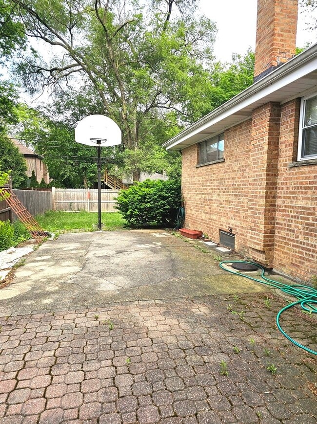 Building Photo - 8823 Mango Ave