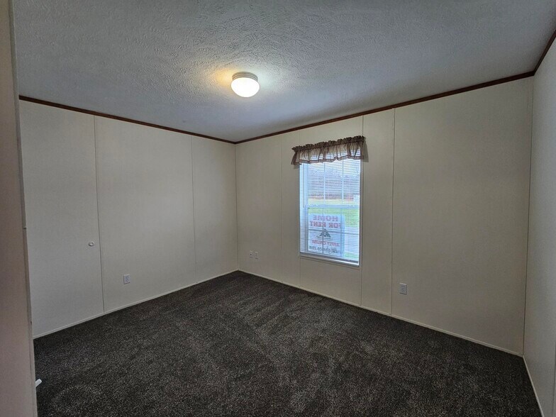 Building Photo - 418 Tulip Dr